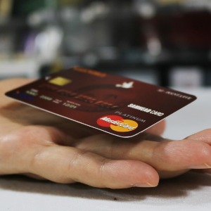 [플로팅 크레딧카드] 손바닥 위에서 공중부양하는 신용카드를 만나보십시오.   (partyn)